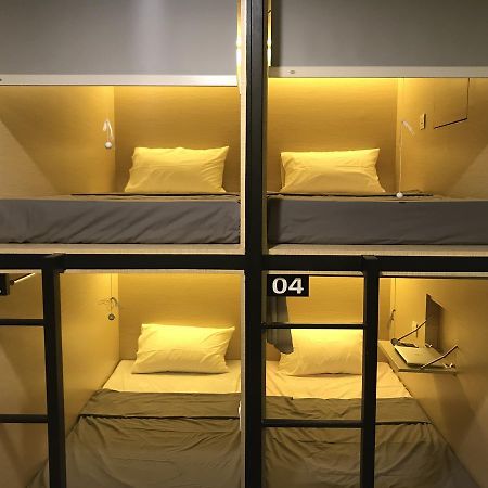 Innbox Capsule Hotel Jembel Exteriör bild