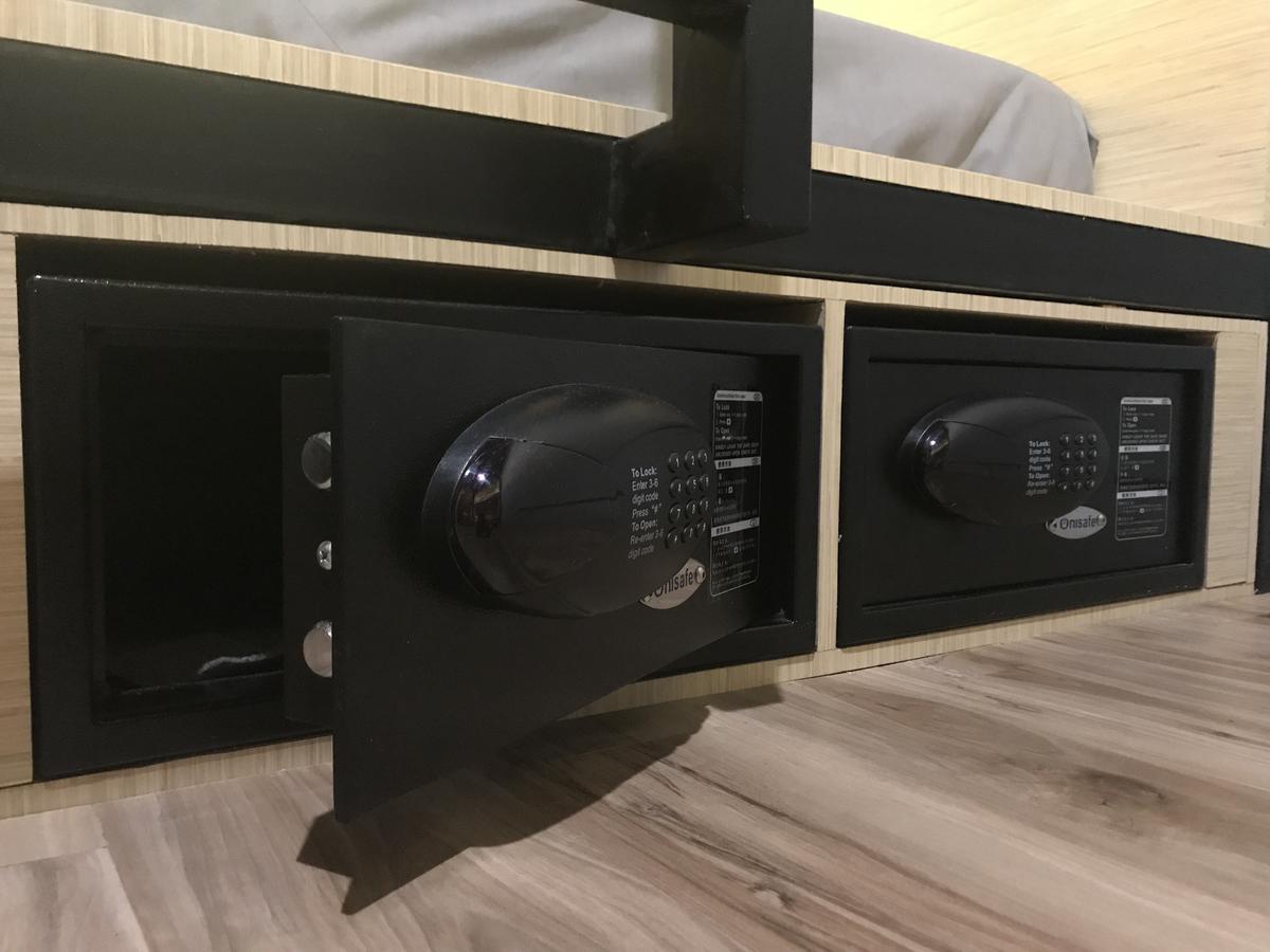 Innbox Capsule Hotel Jembel Exteriör bild