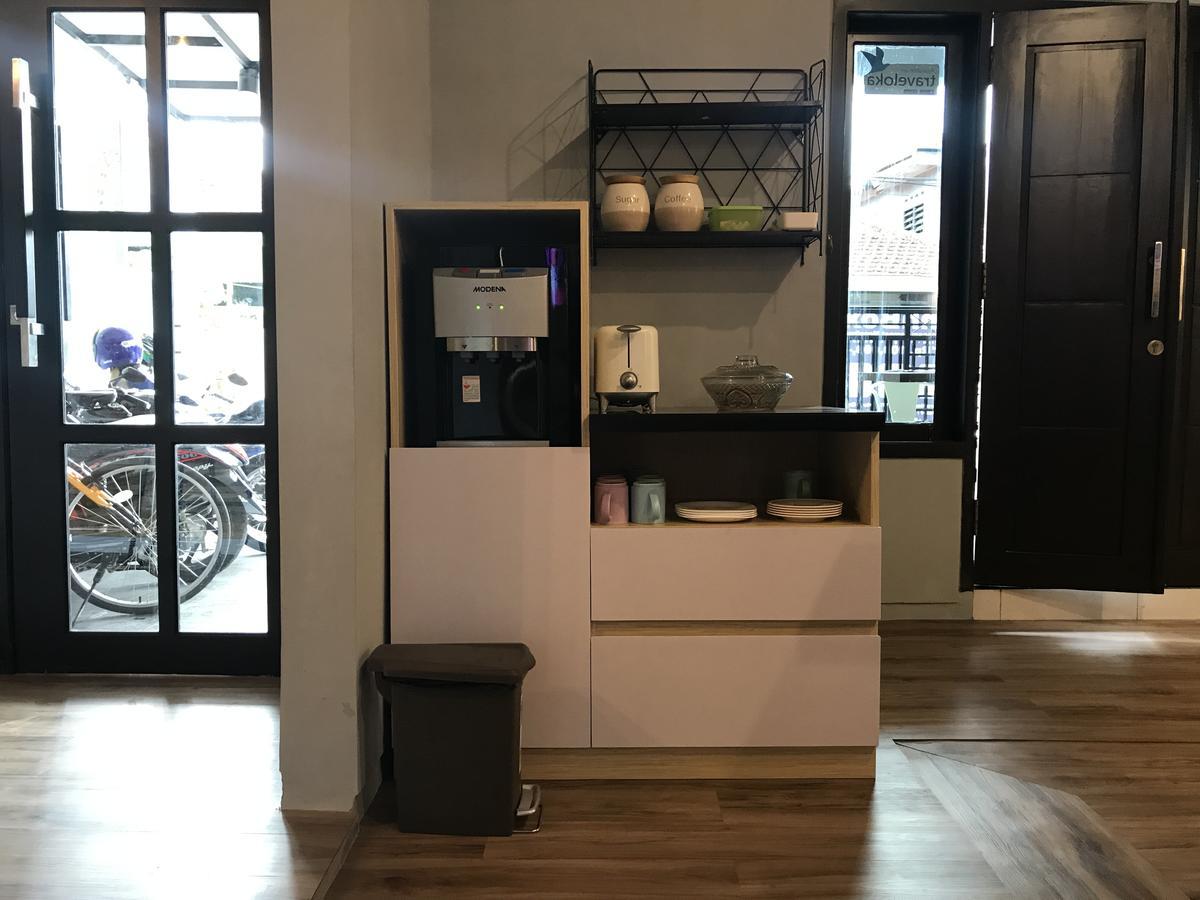Innbox Capsule Hotel Jembel Exteriör bild