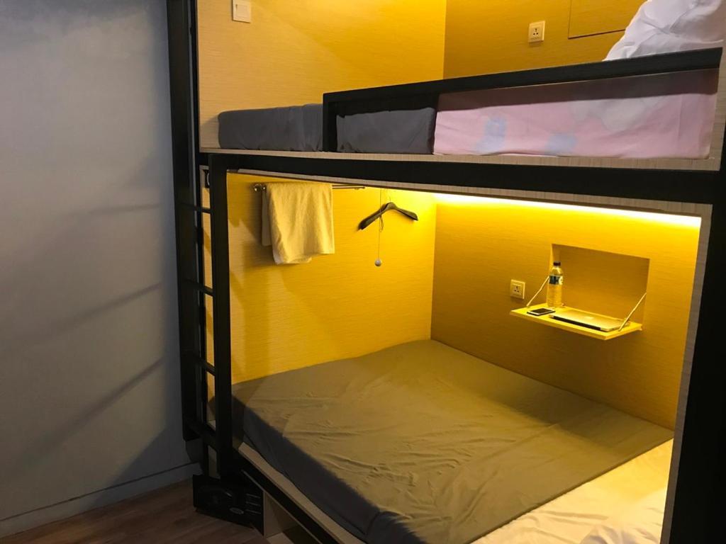 Innbox Capsule Hotel Jembel Exteriör bild