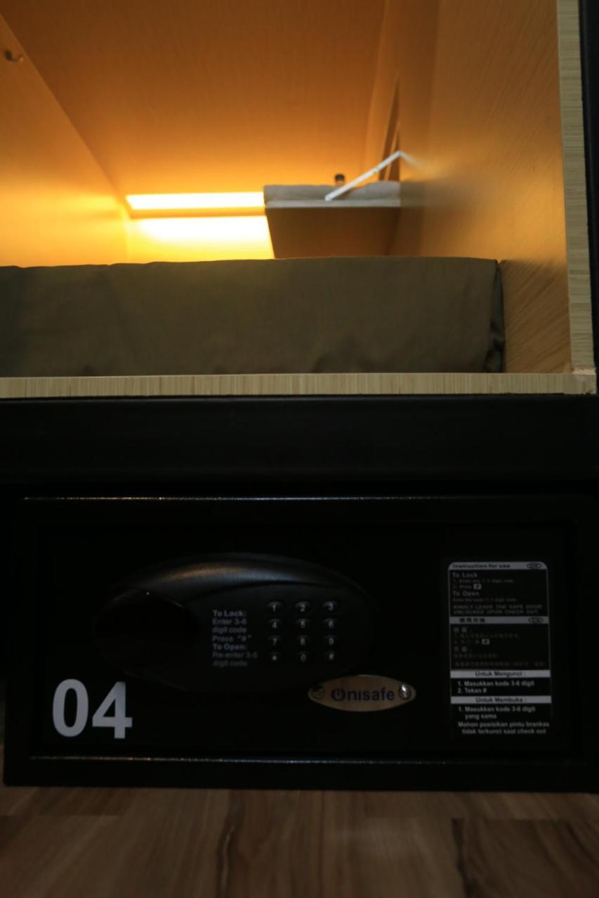Innbox Capsule Hotel Jembel Exteriör bild